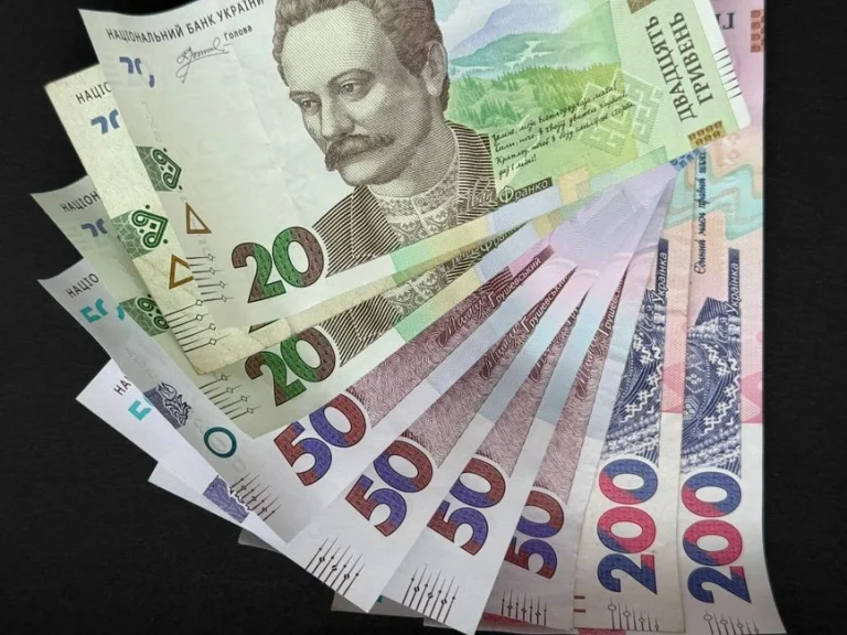 Гроші згоріли чи намокли: НБУ пояснив, як повернути їхню вартість