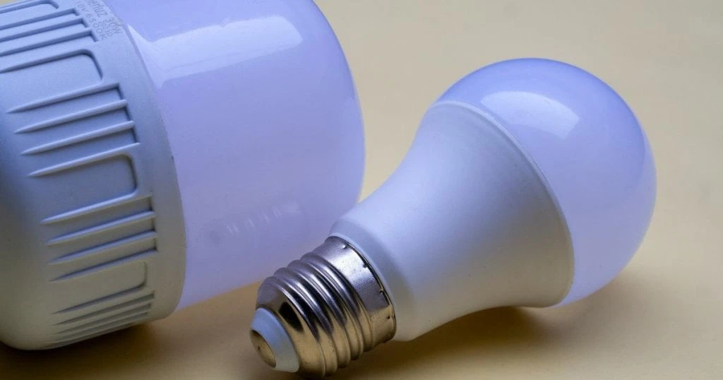 LED-лампи запідозрили у шкоді для здоров’я: що насправді відомо про ризик раку