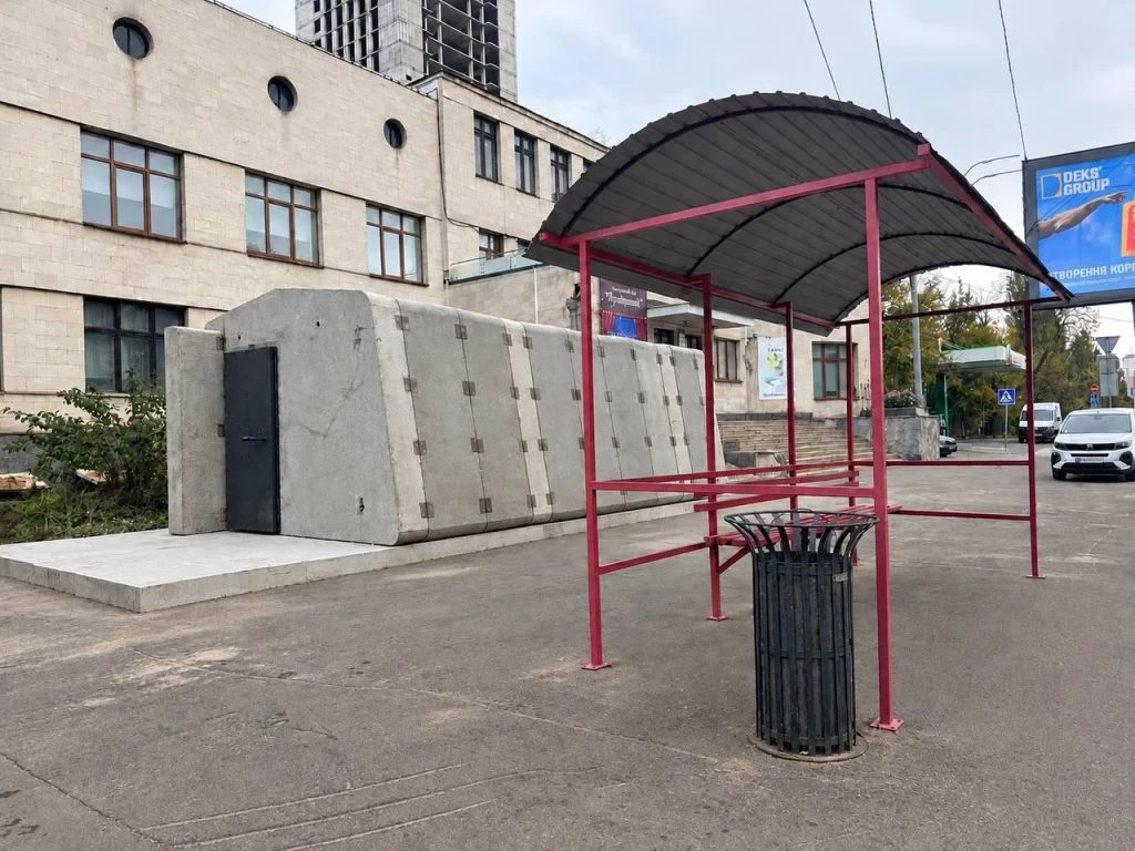 У Києві встановили перше мобільне укриття на зупинці: де воно з’явилося